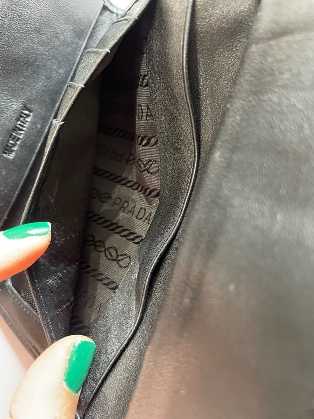 Prada 100% leather Wallet Vintage black Squeeze Lock - Picture 15 of 16